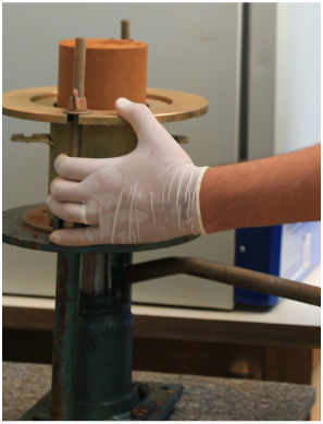 Extrator de amostras usado no ensaio de compactação de solos.