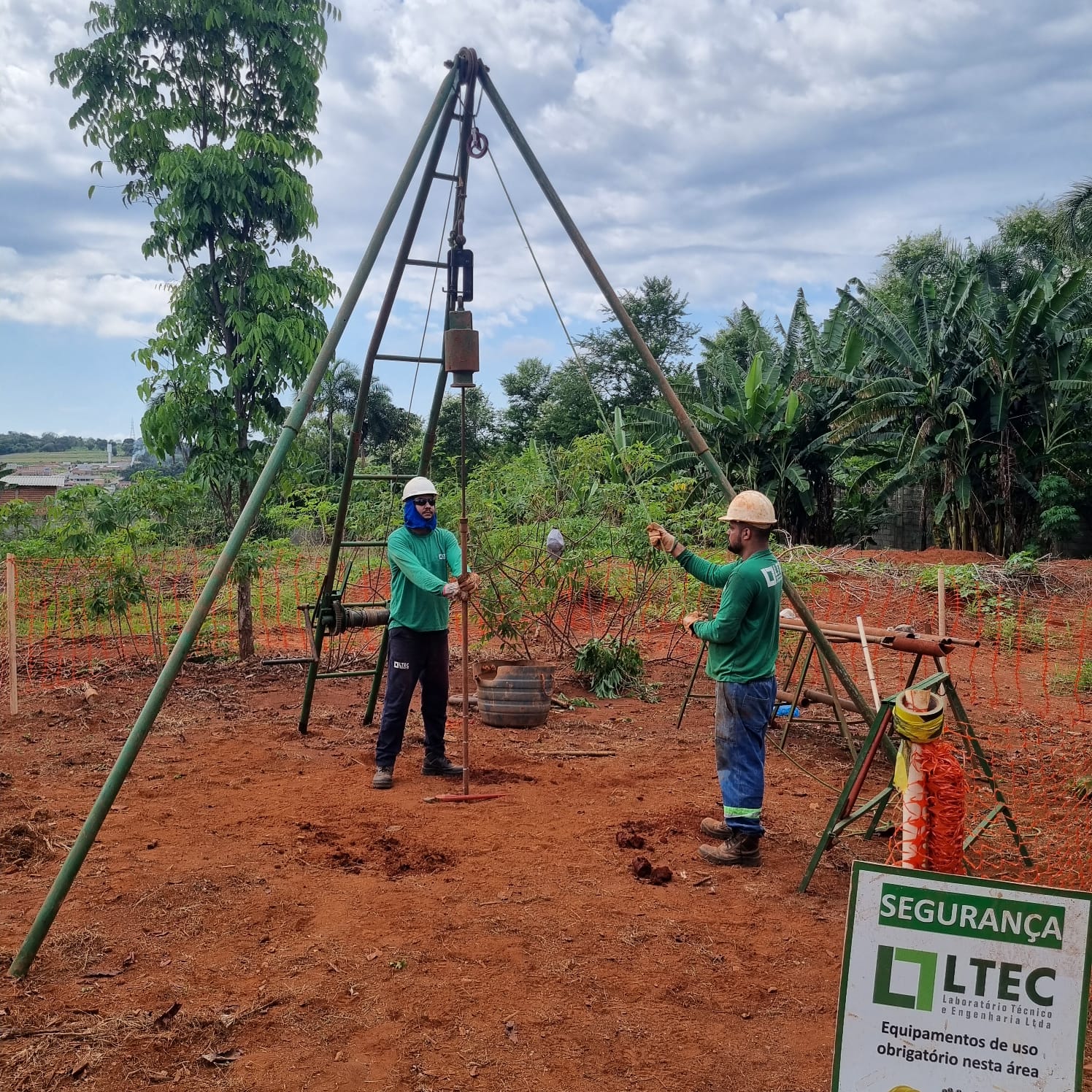 Torre com roldana usada na Sondagem SPT.